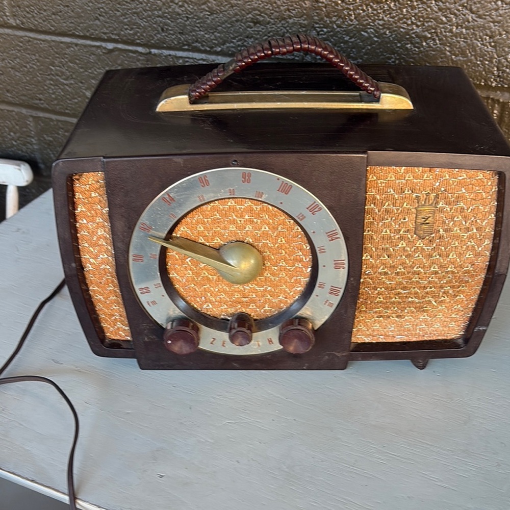 Vintage Brown and Gold Radio